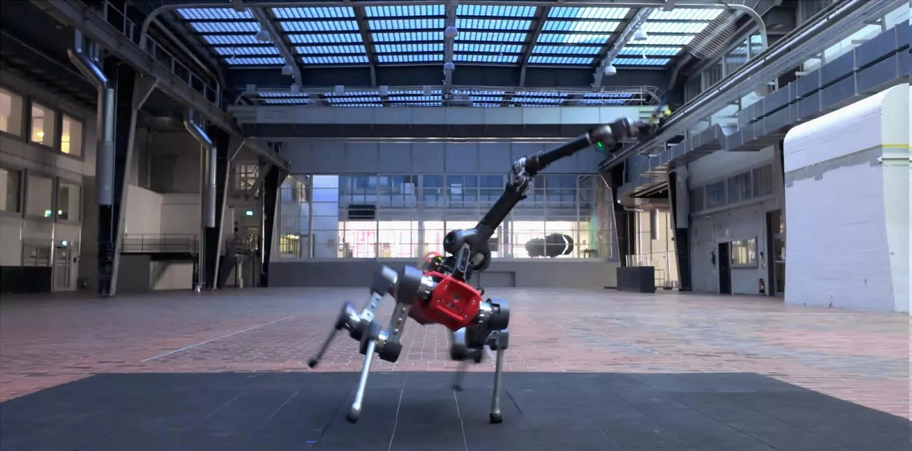 研究人员利用 NVIDIA RTX 机器学习教机器人打羽毛球