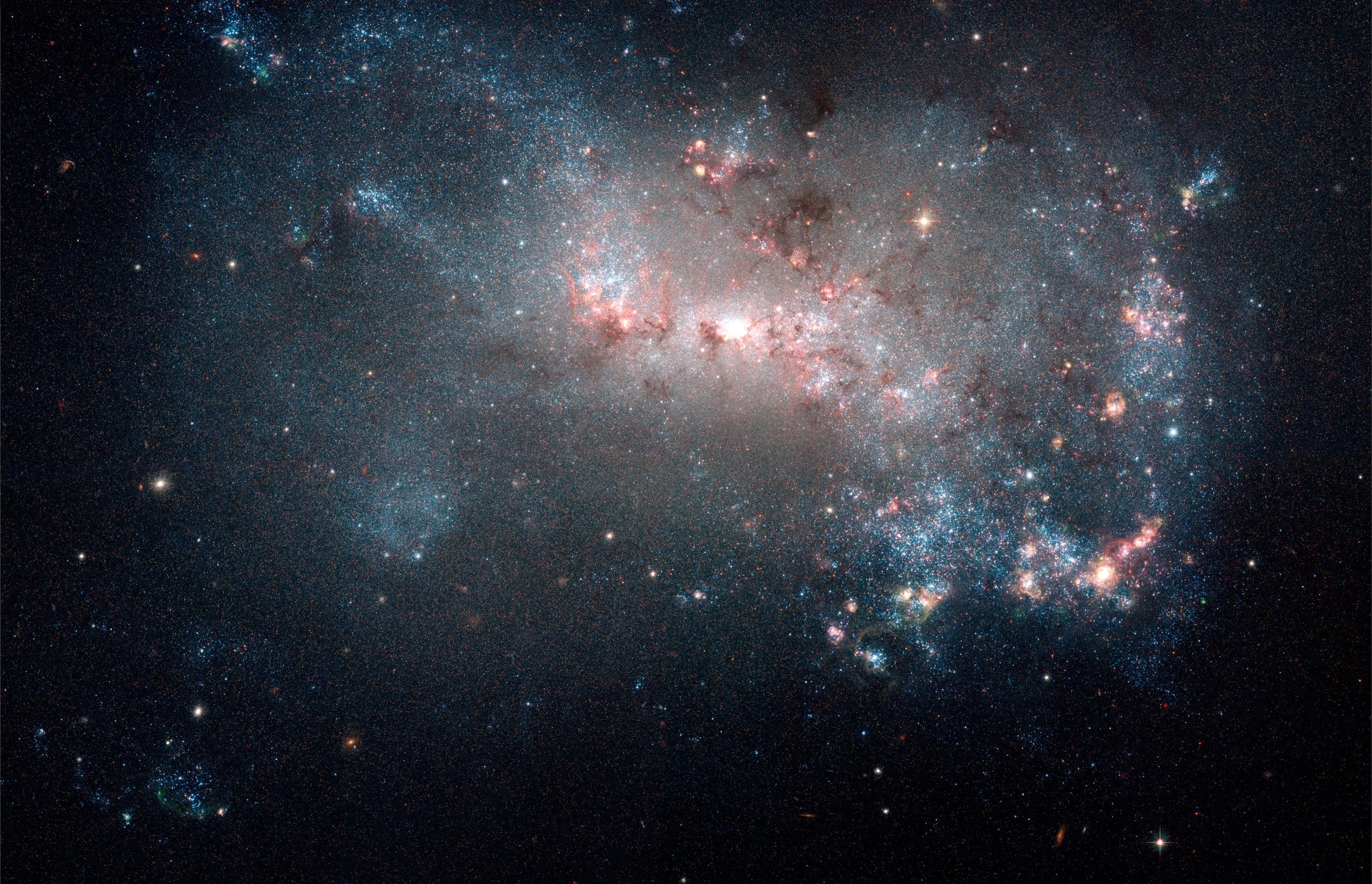 韦伯和哈勃揭示微小矮星系NGC 4449中的
