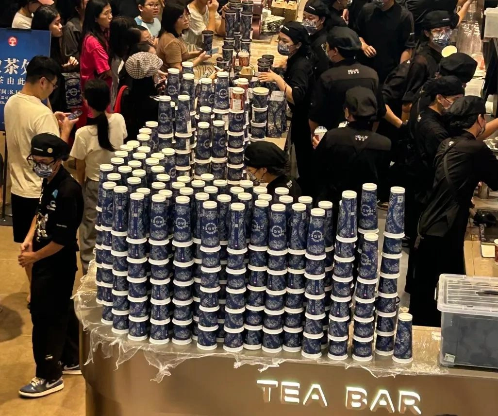 星巴克的腰,终于被“穷鬼年轻人”压弯了