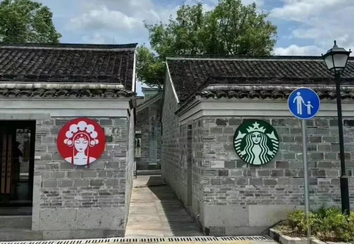 星巴克的腰,终于被“穷鬼年轻人”压弯了