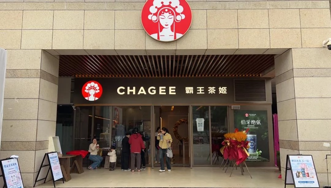 星巴克的腰,终于被“穷鬼年轻人”压弯了