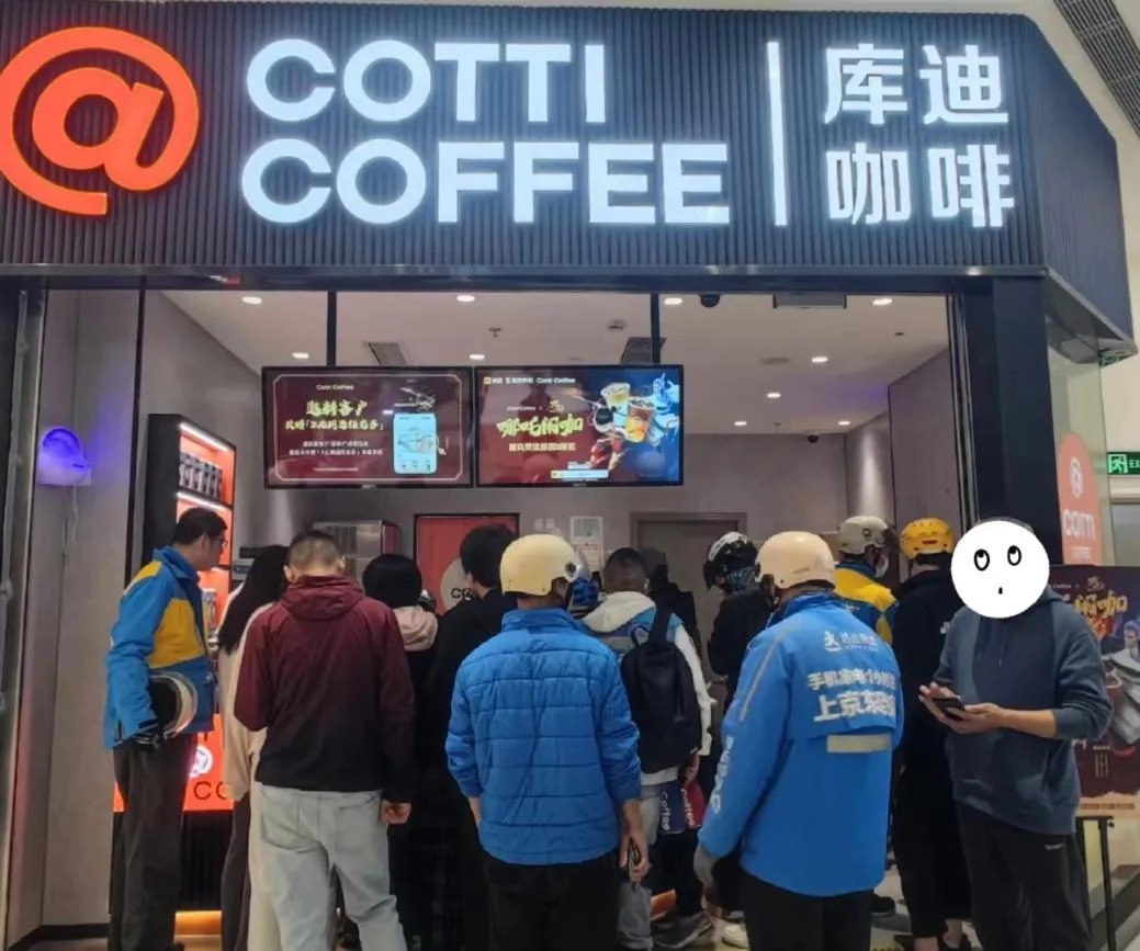 星巴克的腰,终于被“穷鬼年轻人”压弯了