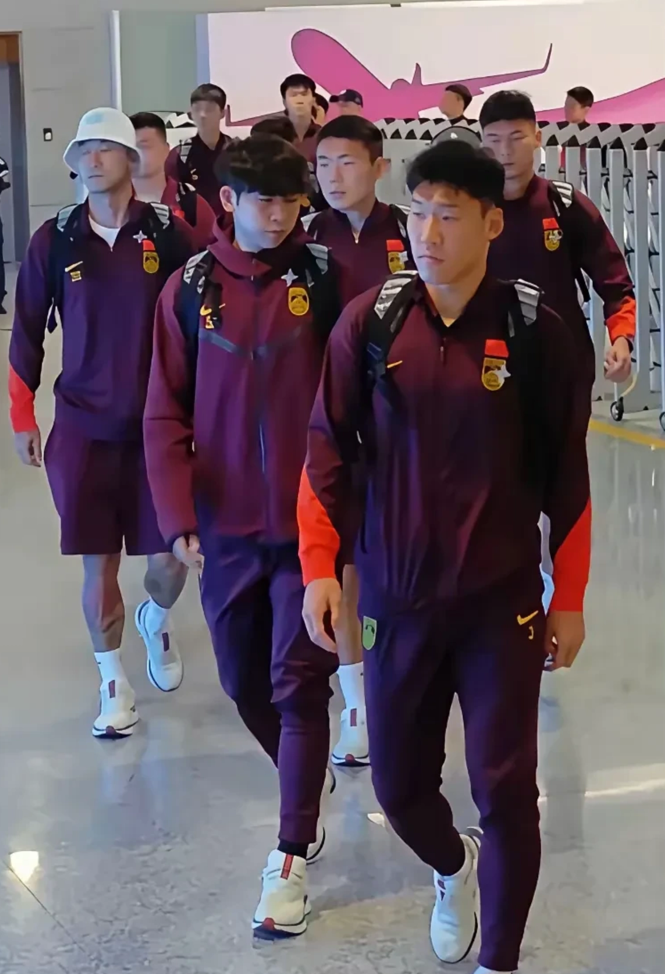 近日，中国男足霸气侧漏的回国了，面对球迷的谩骂无动于衷 - 吐槽银魂 - 大众生活 - 万事屋 | 生活·动漫·娱乐综合社区-银魂同好聚集地