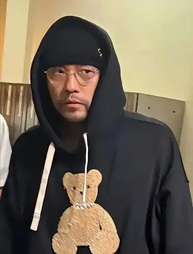 周杰伦最新街头照被曝光，你告诉我这是他46岁的照片？ - 万事屋 | 生活·动漫·娱乐综合社区-银魂同好聚集地