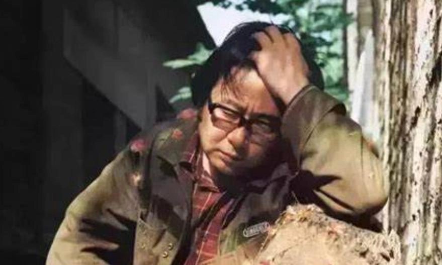 他只活了42岁,却激励了中国亿万青年,为何自己过得“一塌糊涂”