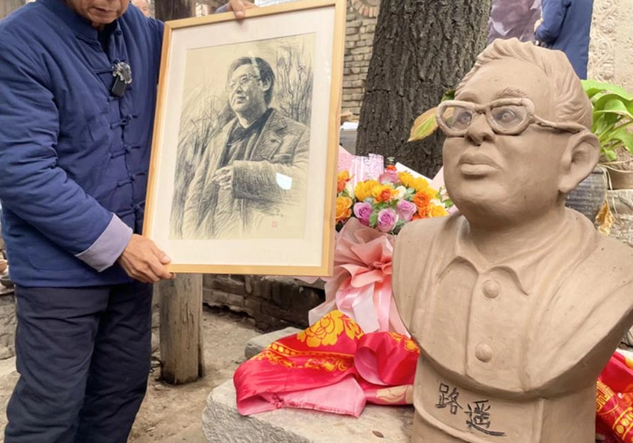 他只活了42岁,却激励了中国亿万青年,为何自己过得“一塌糊涂”