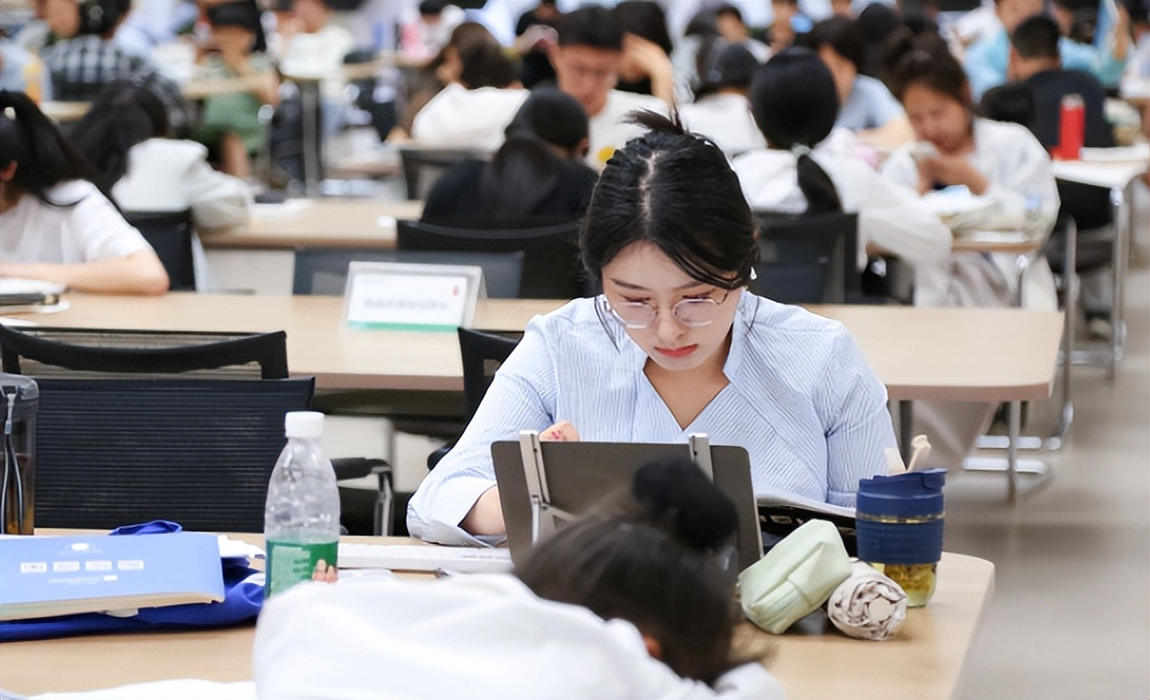 继996之后,更过分的“无水工作”来了,大学生:让领导孩子去做