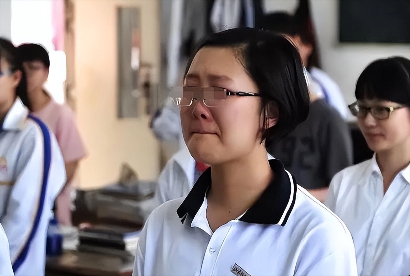 一盒“廉价珠宝”,让高三女儿妈妈气到浑身发抖:这孩子已经废了