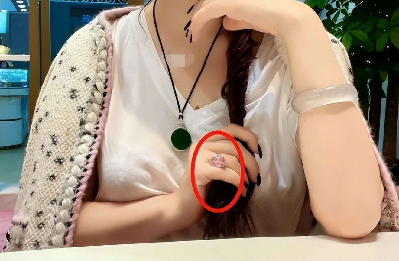 一盒“廉价珠宝”,让高三女儿妈妈气到浑身发抖:这孩子已经废了