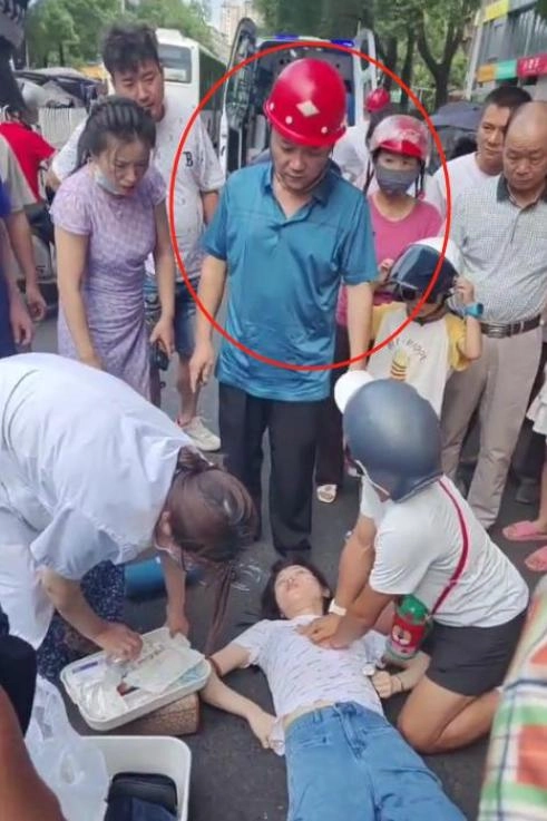 图片[17] - 男子救人被质疑袭胸后续！质疑者被扒，漂亮身材好，是个擦边博主 - 万事屋 | 生活·动漫·娱乐综合社区-银魂同好聚集地