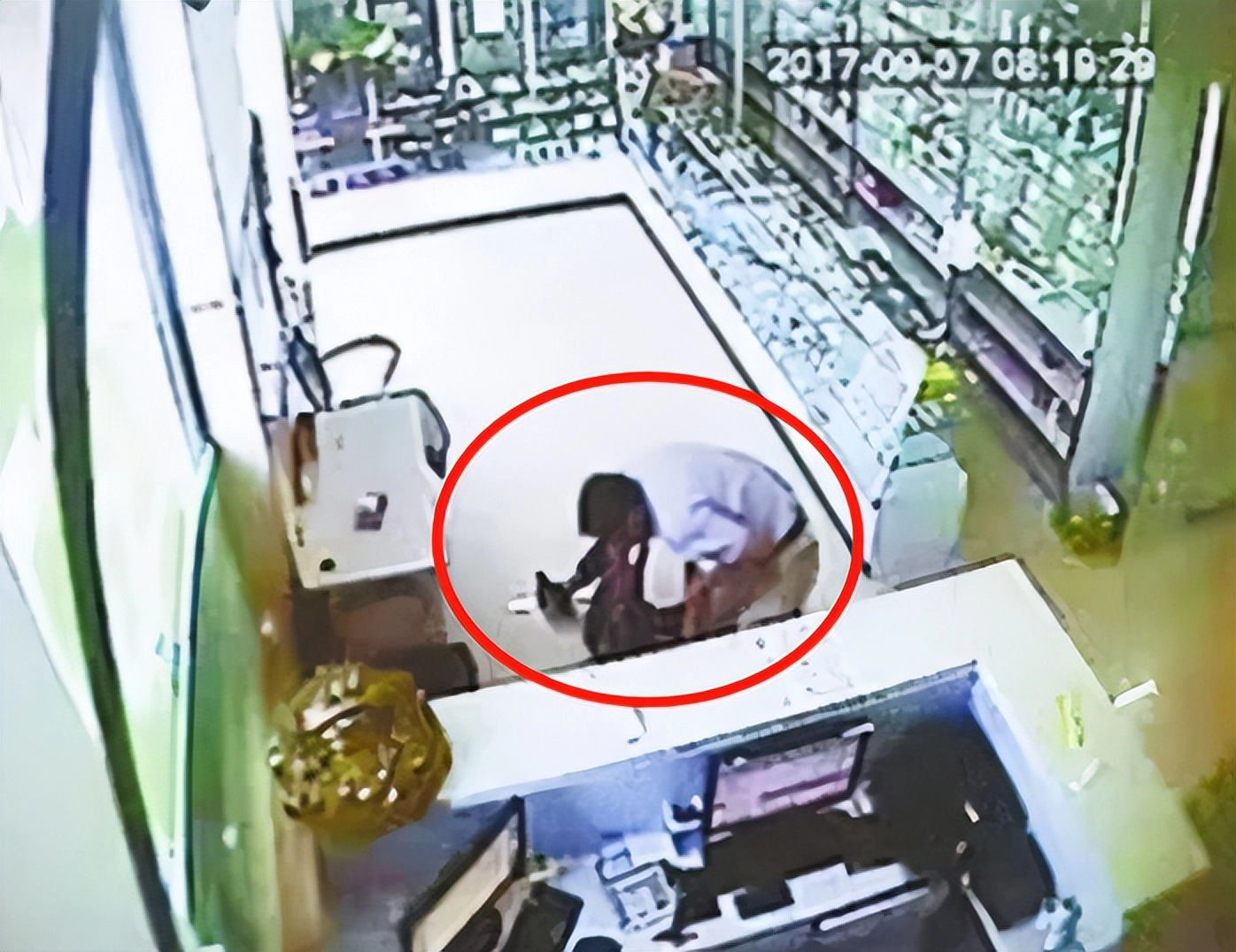 图片[8] - 男子救人被质疑袭胸后续！质疑者被扒，漂亮身材好，是个擦边博主 - 万事屋 | 生活·动漫·娱乐综合社区-银魂同好聚集地