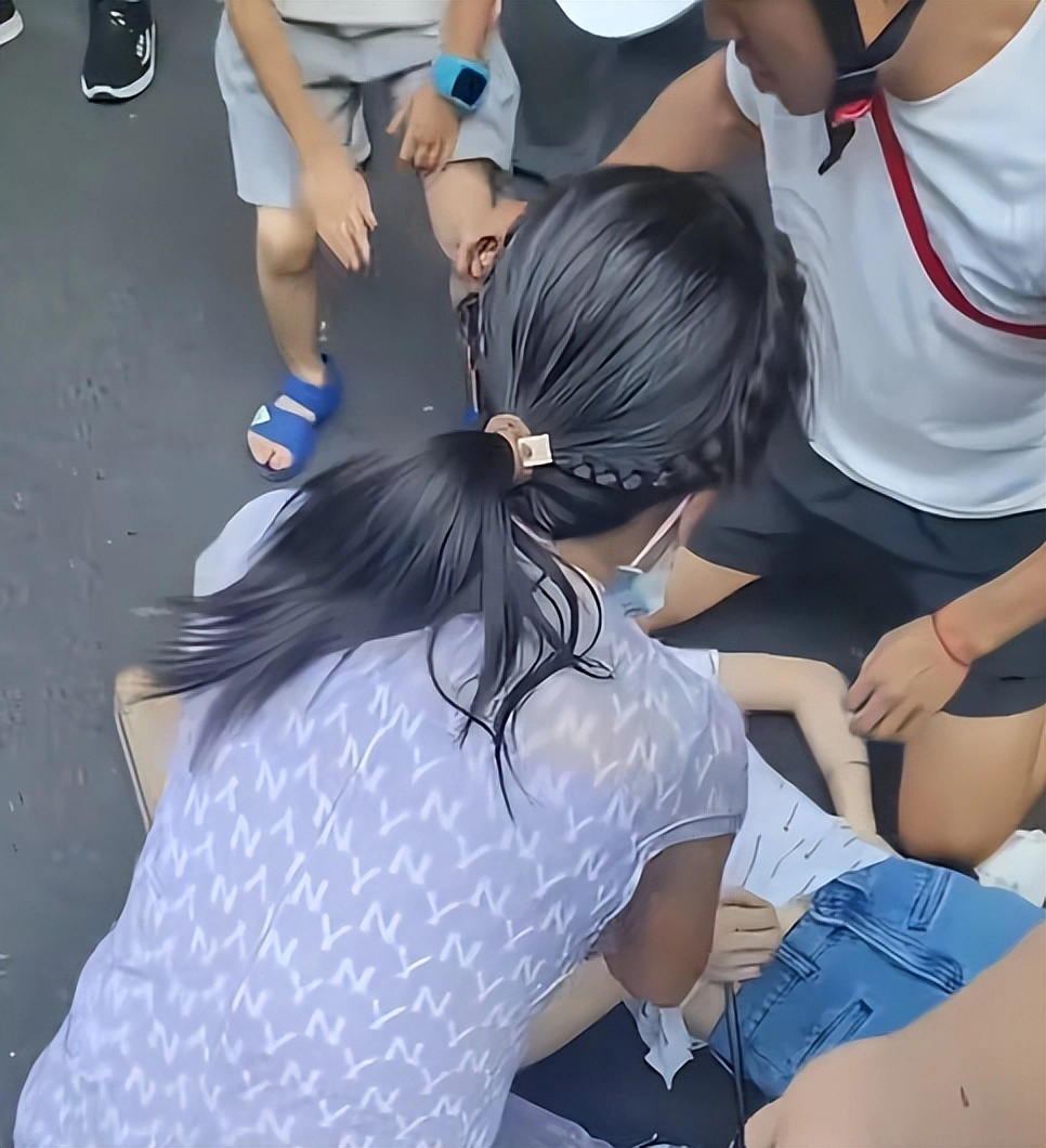 图片[18] - 男子救人被质疑袭胸后续！质疑者被扒，漂亮身材好，是个擦边博主 - 万事屋 | 生活·动漫·娱乐综合社区-银魂同好聚集地