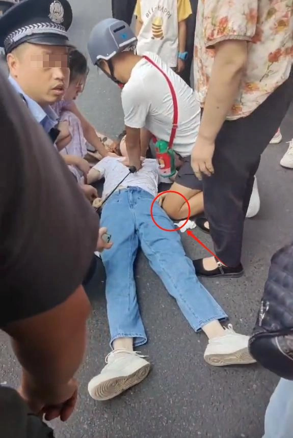 图片[4] - 男子救人被质疑袭胸后续！质疑者被扒，漂亮身材好，是个擦边博主 - 万事屋 | 生活·动漫·娱乐综合社区-银魂同好聚集地