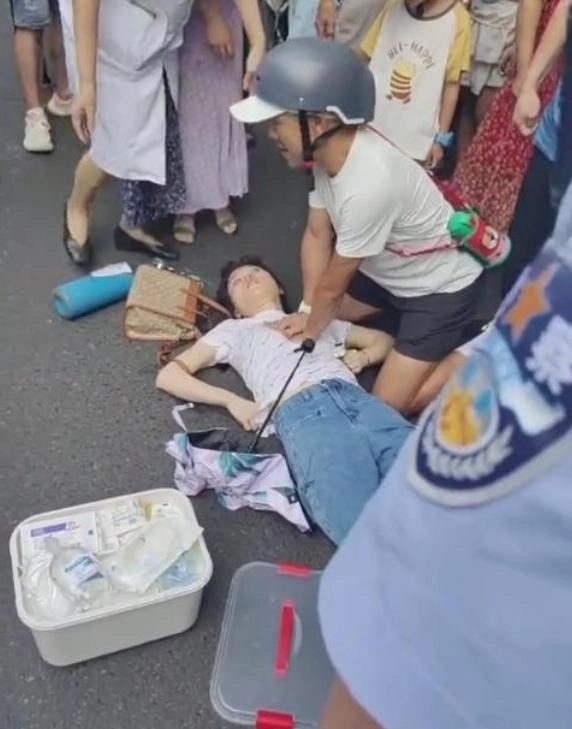 图片[3] - 男子救人被质疑袭胸后续！质疑者被扒，漂亮身材好，是个擦边博主 - 万事屋 | 生活·动漫·娱乐综合社区-银魂同好聚集地