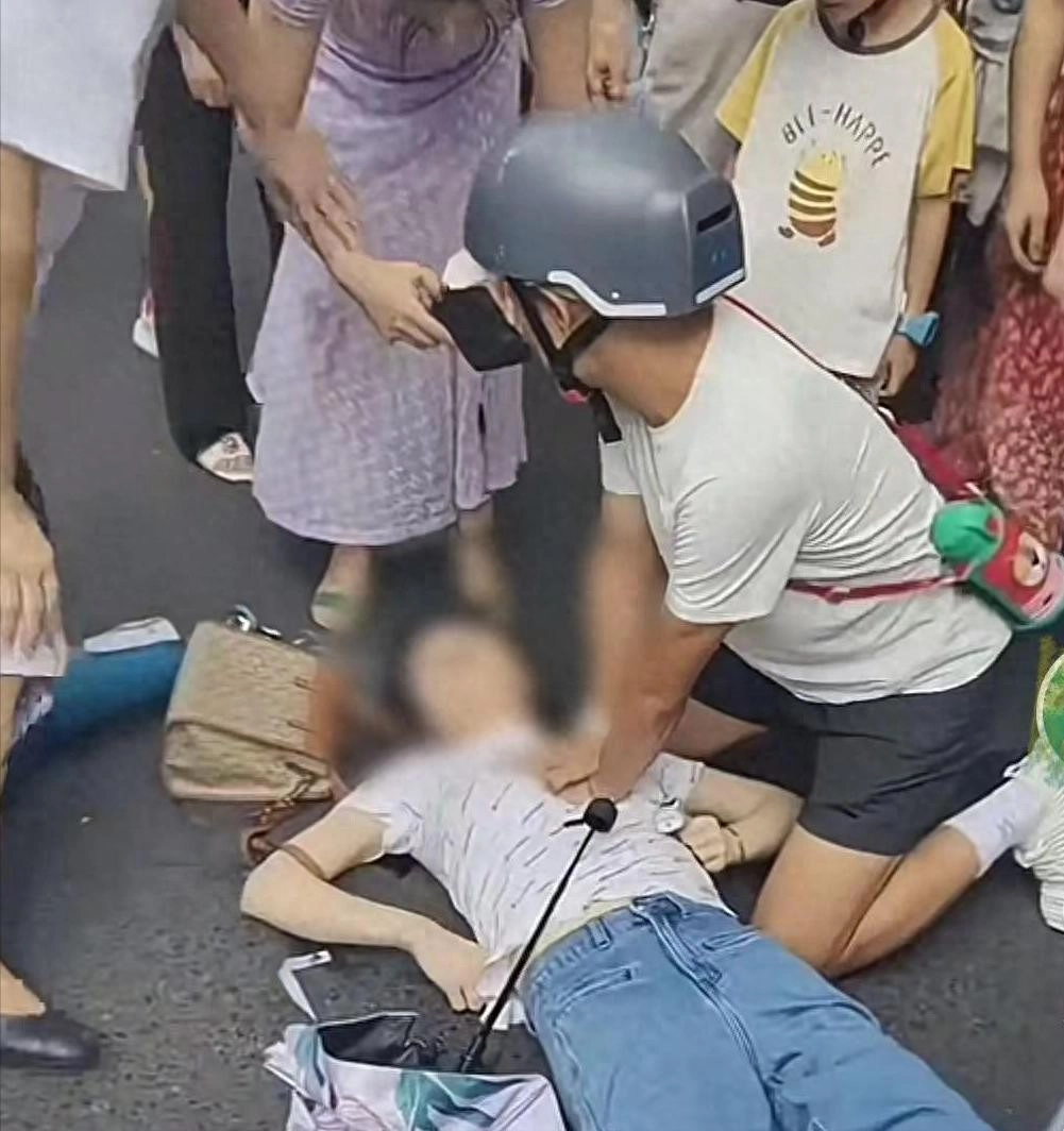 男子救人被质疑袭胸后续！质疑者被扒，漂亮身材好，是个擦边博主 - 万事屋 | 生活·动漫·娱乐综合社区-银魂同好聚集地