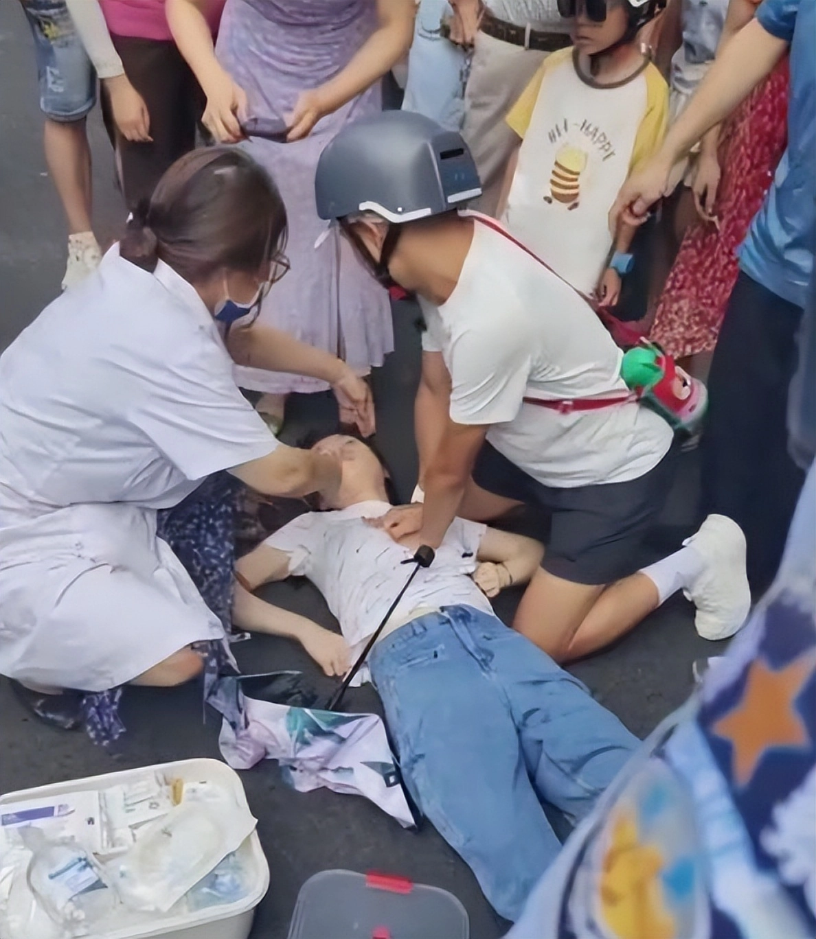 图片[9] - 男子救人被质疑袭胸后续！质疑者被扒，漂亮身材好，是个擦边博主 - 万事屋 | 生活·动漫·娱乐综合社区-银魂同好聚集地