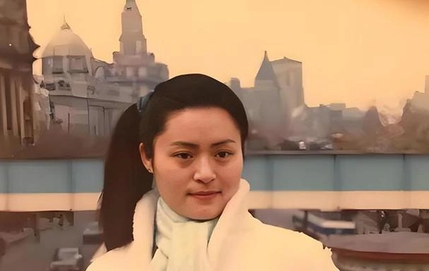 曾打败韦唯毛阿敏,却被亲弟弟砸成脑震荡,一代歌后沦为保姆谋生