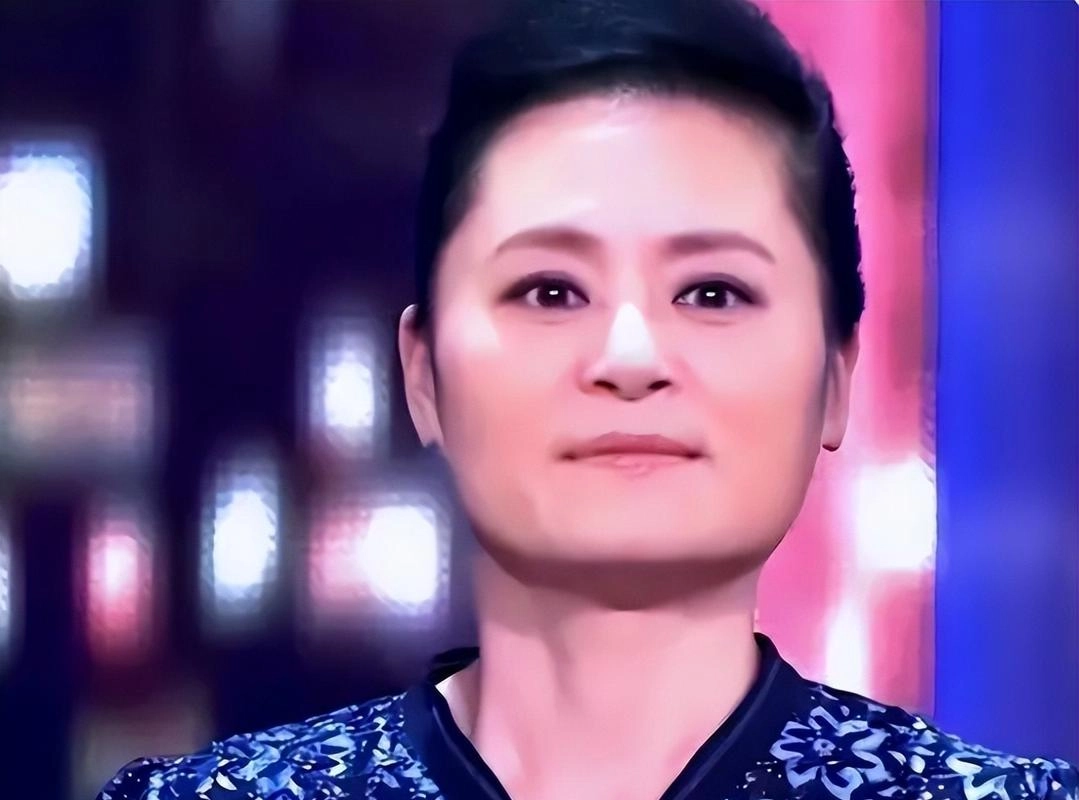 曾打败韦唯毛阿敏,却被亲弟弟砸成脑震荡,一代歌后沦为保姆谋生
