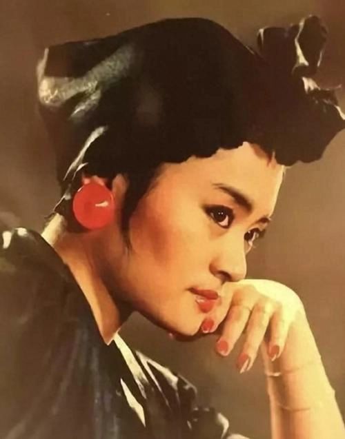曾打败韦唯毛阿敏,却被亲弟弟砸成脑震荡,一代歌后沦为保姆谋生