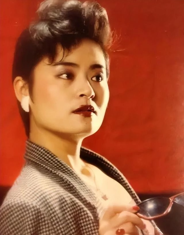 曾打败韦唯毛阿敏,却被亲弟弟砸成脑震荡,一代歌后沦为保姆谋生
