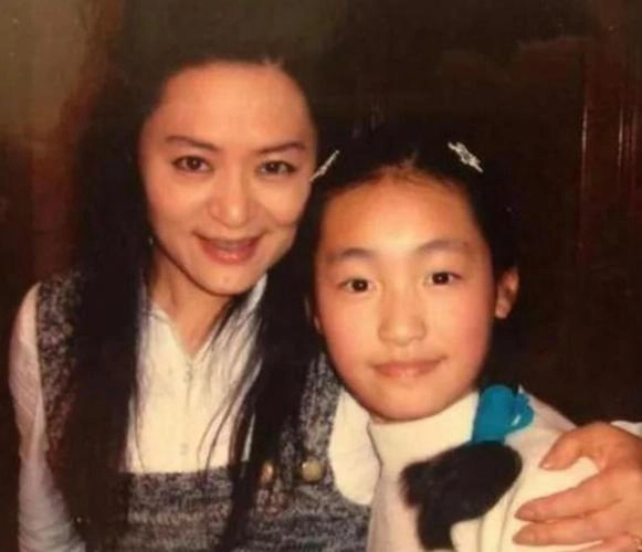 曾打败韦唯毛阿敏,却被亲弟弟砸成脑震荡,一代歌后沦为保姆谋生