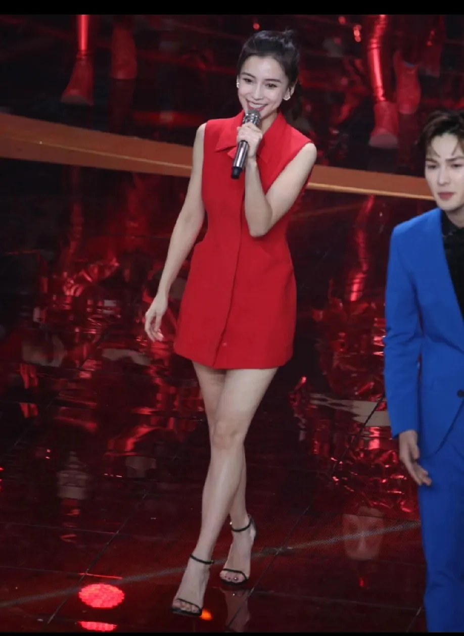 网友拍了杨颖的舞台照