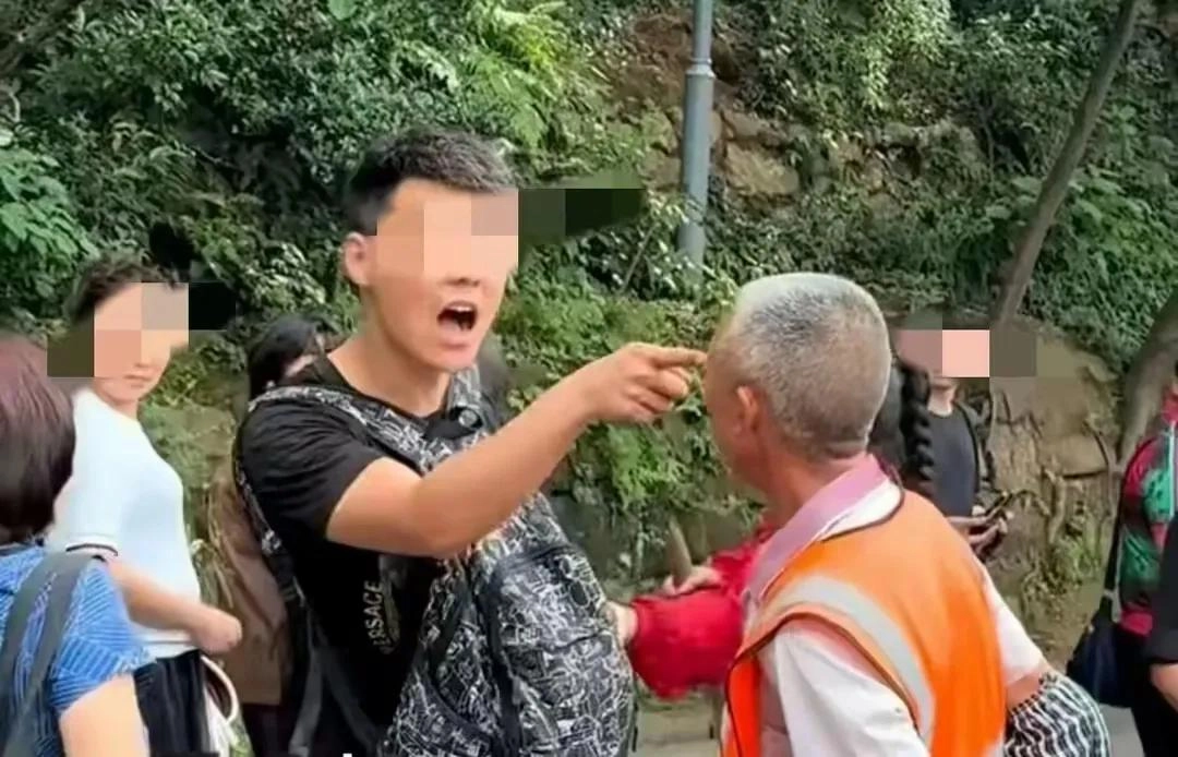江苏骂人男遭全网封杀! 公司秒开除 ,社交账号被爆破