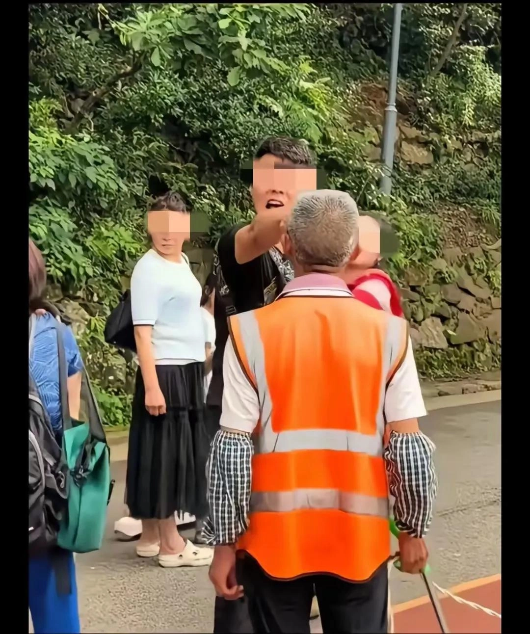 江苏骂人男遭全网封杀! 公司秒开除 ,社交账号被爆破