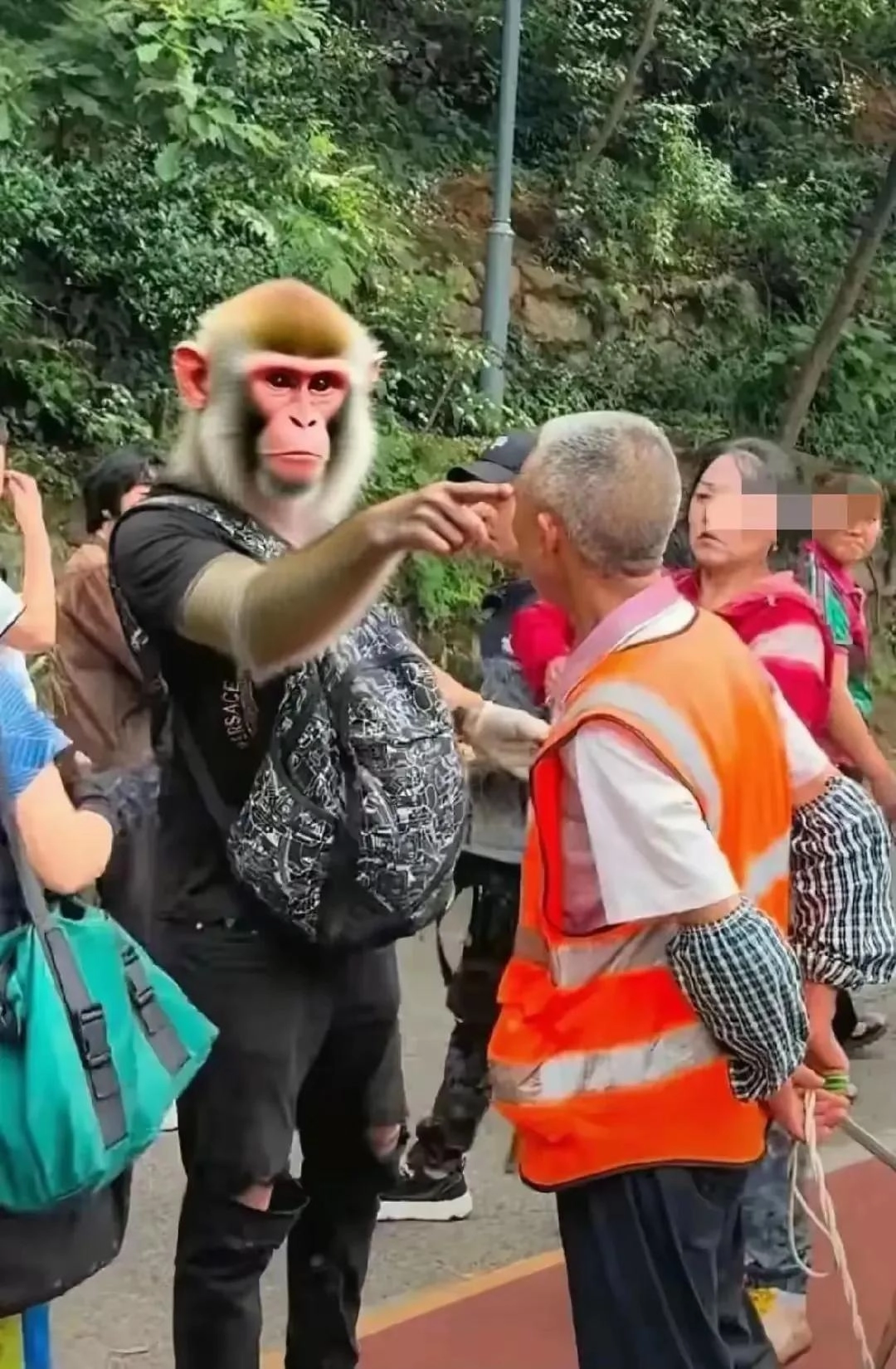 江苏骂人男遭全网封杀! 公司秒开除 ,社交账号被爆破