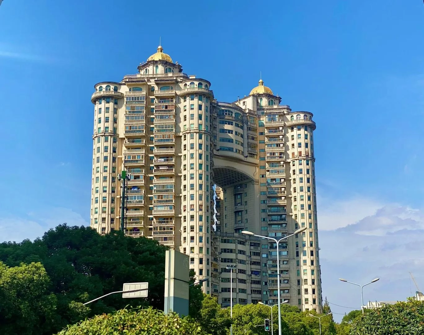 38岁上海导演失业后吃低保，老婆全职8年，吐槽连阿姨都请不起了