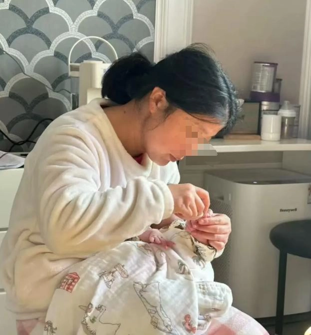 38岁上海导演失业后吃低保，老婆全职8年，吐槽连阿姨都请不起了