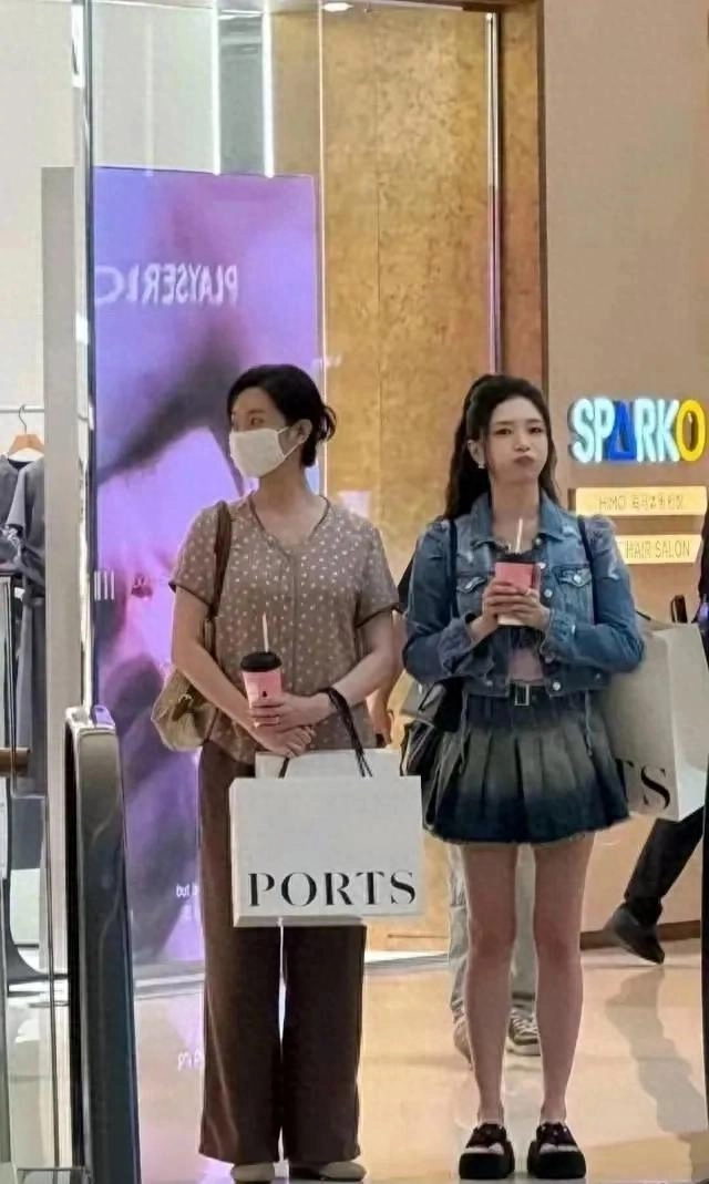 有网友拍到江疏影穿着便服短裙逛商场 - 生活银魂 - 大众生活 - 万事屋 | 生活·动漫·娱乐综合社区-银魂同好聚集地