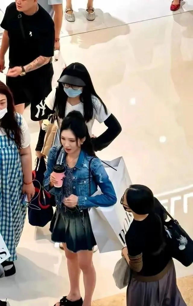 有网友拍到江疏影穿着便服短裙逛商场