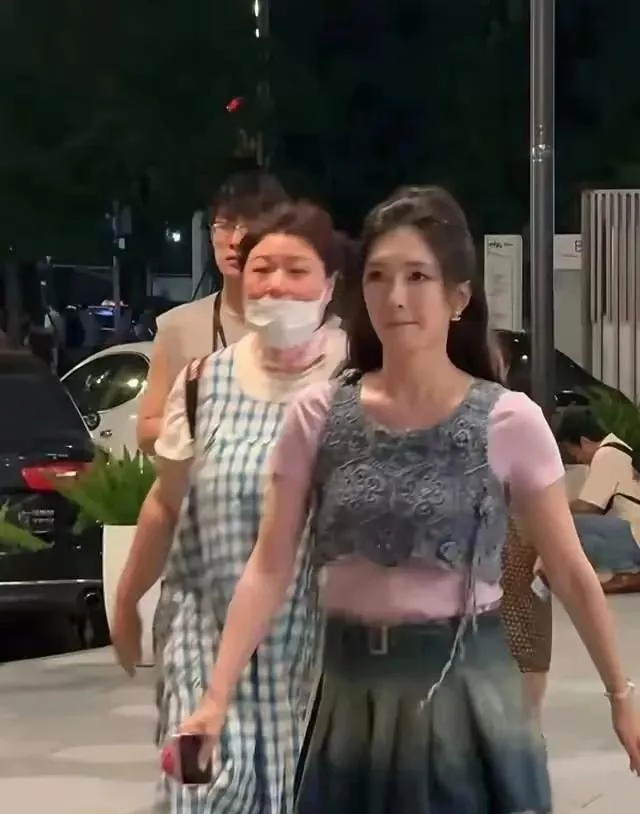 有网友拍到江疏影穿着便服短裙逛商场 - 万事屋 | 生活·动漫·娱乐综合社区-银魂同好聚集地