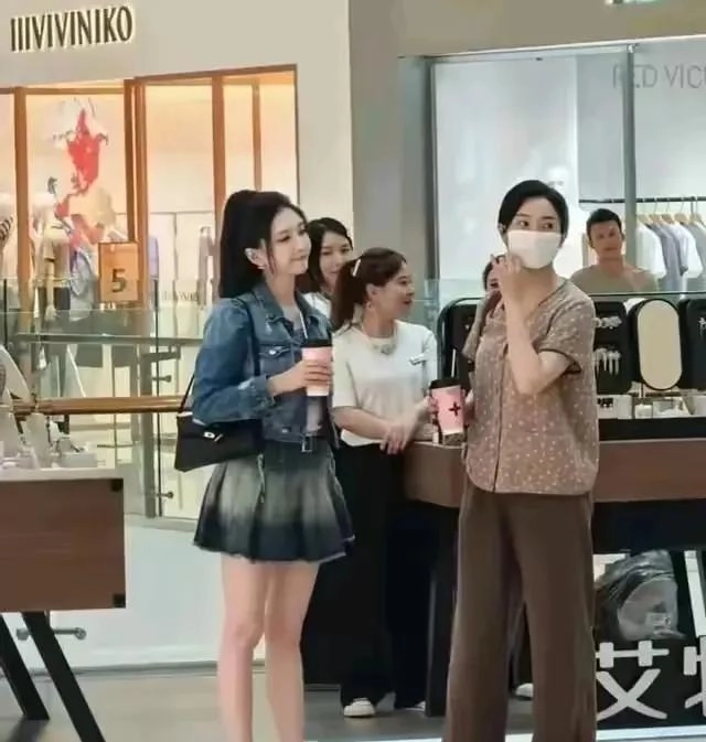 有网友拍到江疏影穿着便服短裙逛商场 - 万事屋 | 生活·动漫·娱乐综合社区-银魂同好聚集地