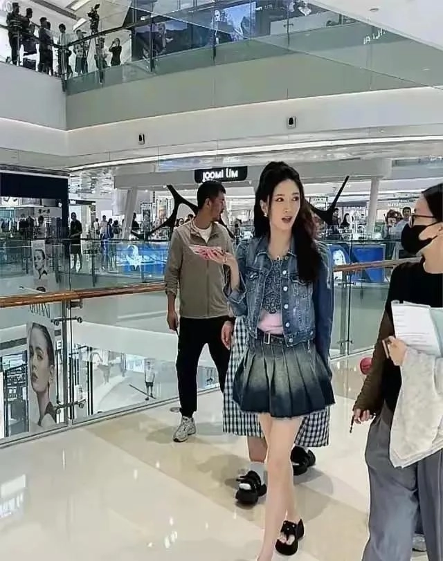 有网友拍到江疏影穿着便服短裙逛商场