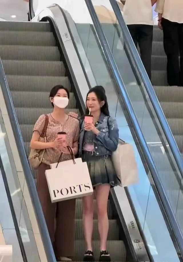 有网友拍到江疏影穿着便服短裙逛商场 - 万事屋 | 生活·动漫·娱乐综合社区-银魂同好聚集地