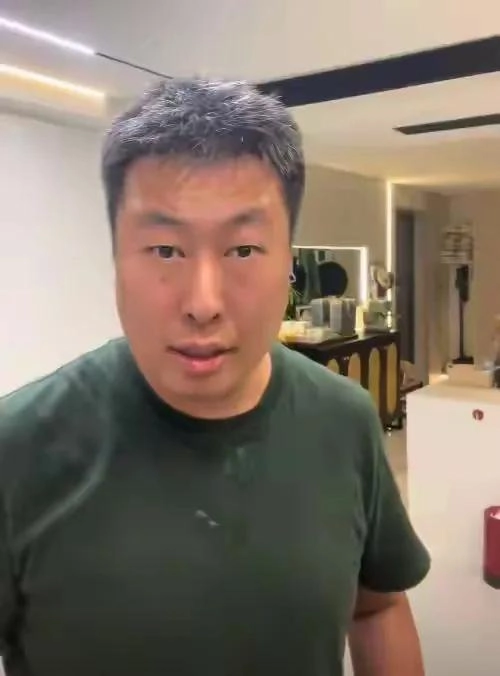 东北女子虐杀幼猫:被曝是央企职工,店主死磕到底,当地文旅沦陷