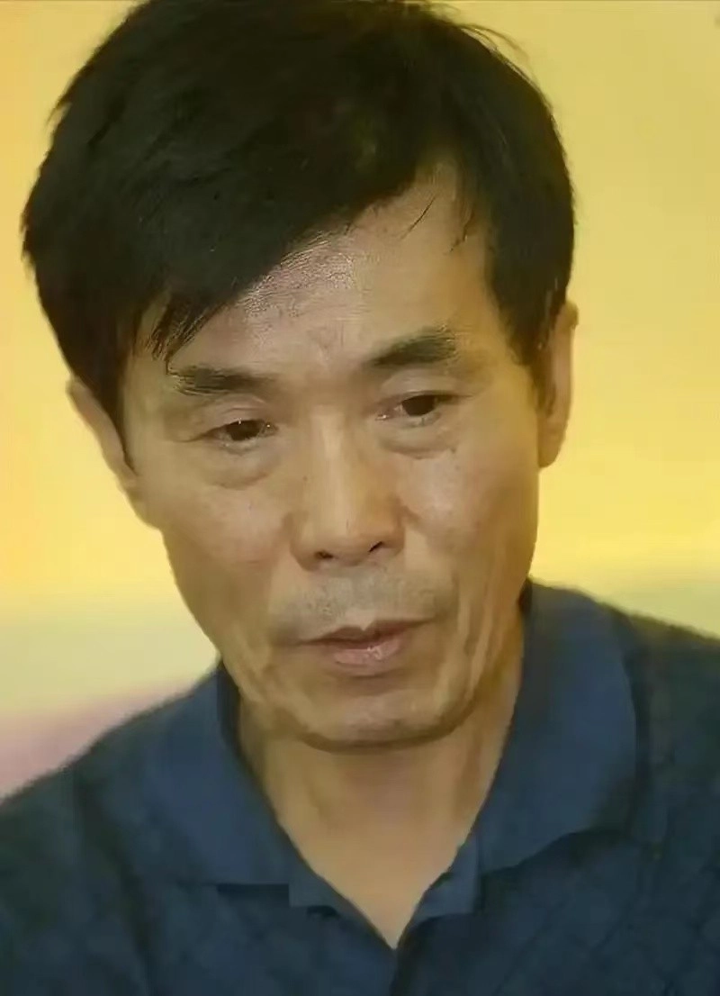 77岁老艺术家何庆魁,被儿子背刺:他嫖不动了,每月10000够花