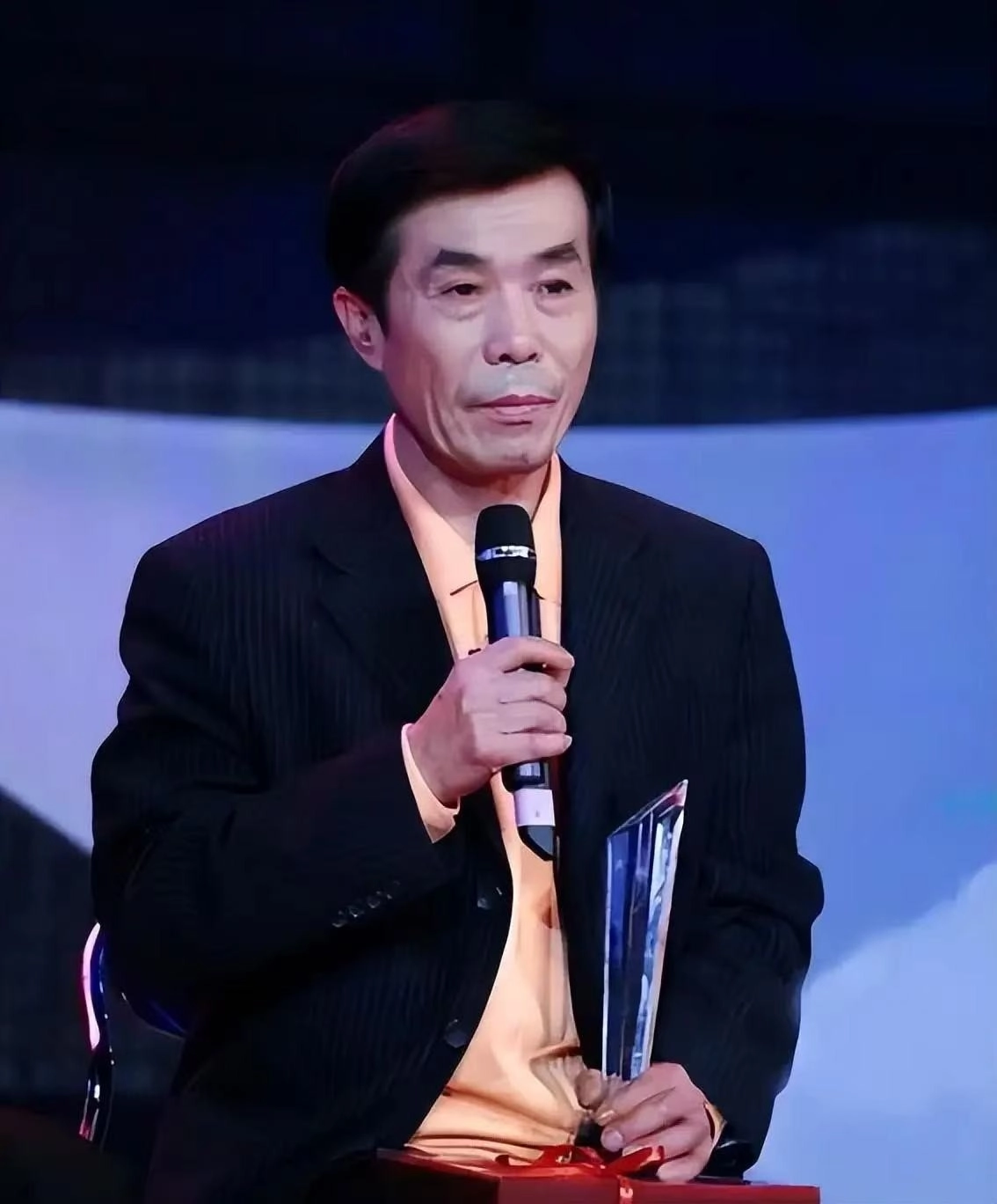 77岁老艺术家何庆魁,被儿子背刺:他嫖不动了,每月10000够花