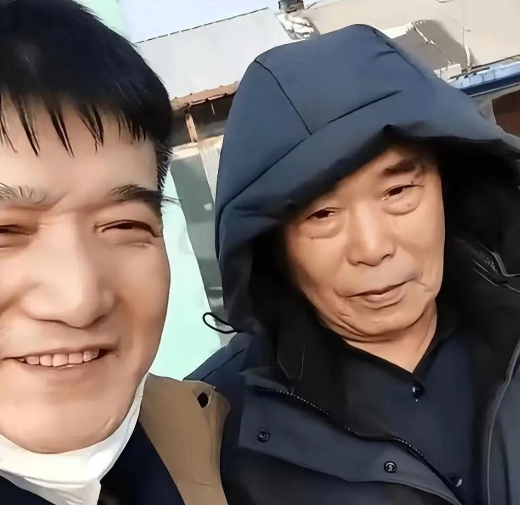 77岁老艺术家何庆魁,被儿子背刺:他嫖不动了,每月10000够花