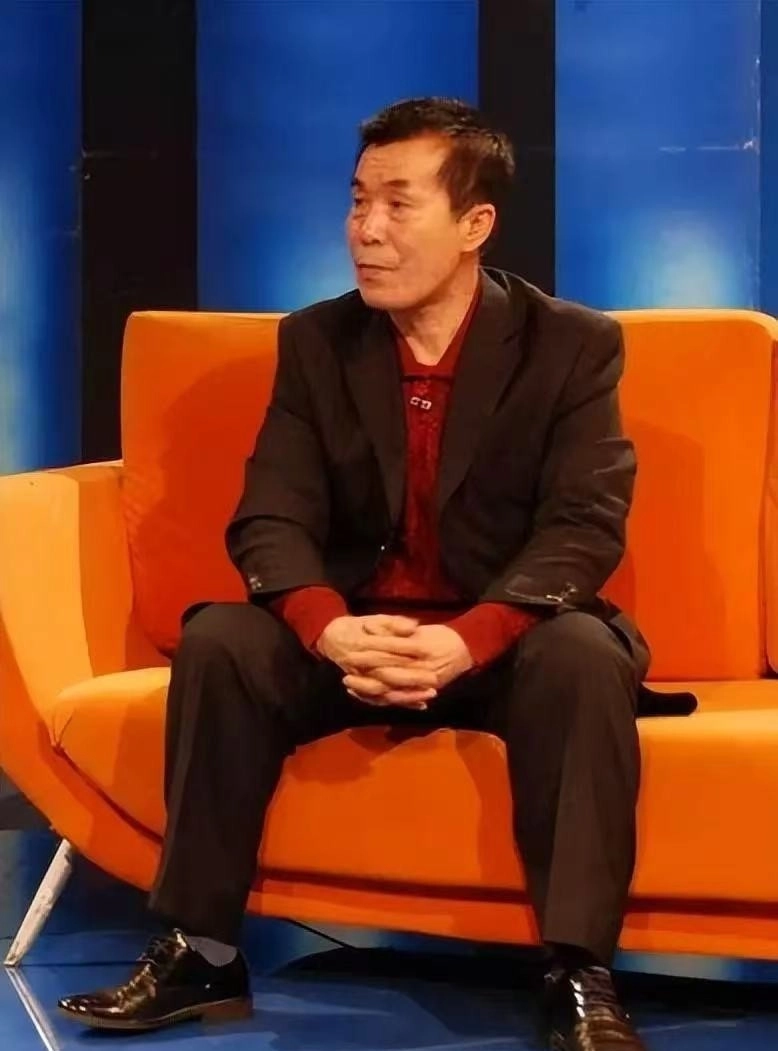 77岁老艺术家何庆魁,被儿子背刺:他嫖不动了,每月10000够花
