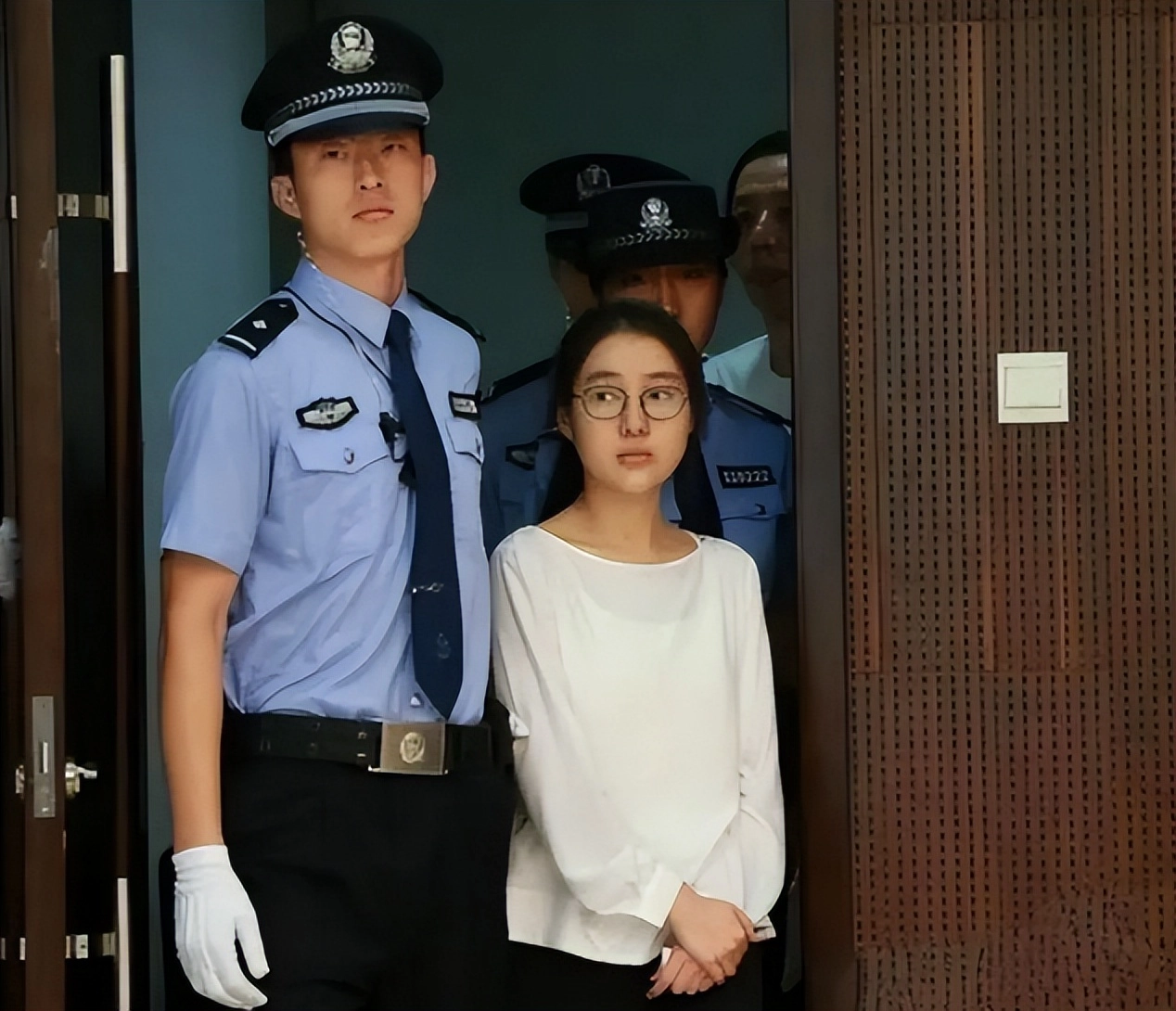 上海警方深夜通报失德明星,郭美美要五进宫,田蕤获刑两年半!