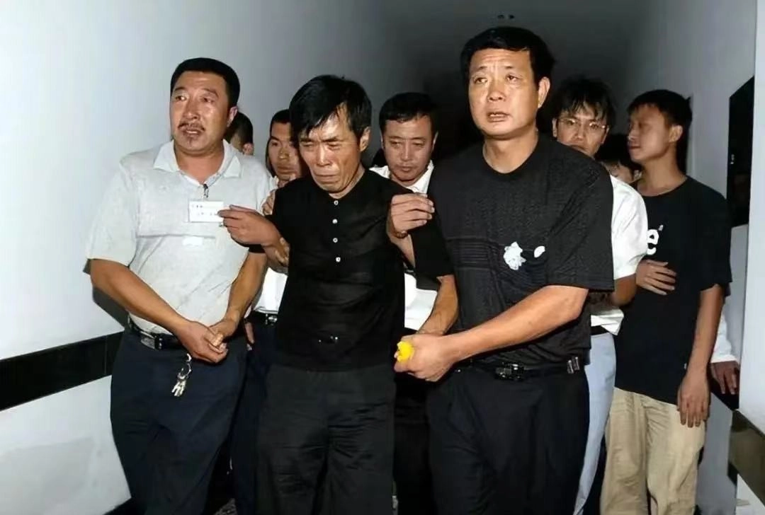 77岁老艺术家何庆魁,被儿子背刺:他嫖不动了,每月10000够花