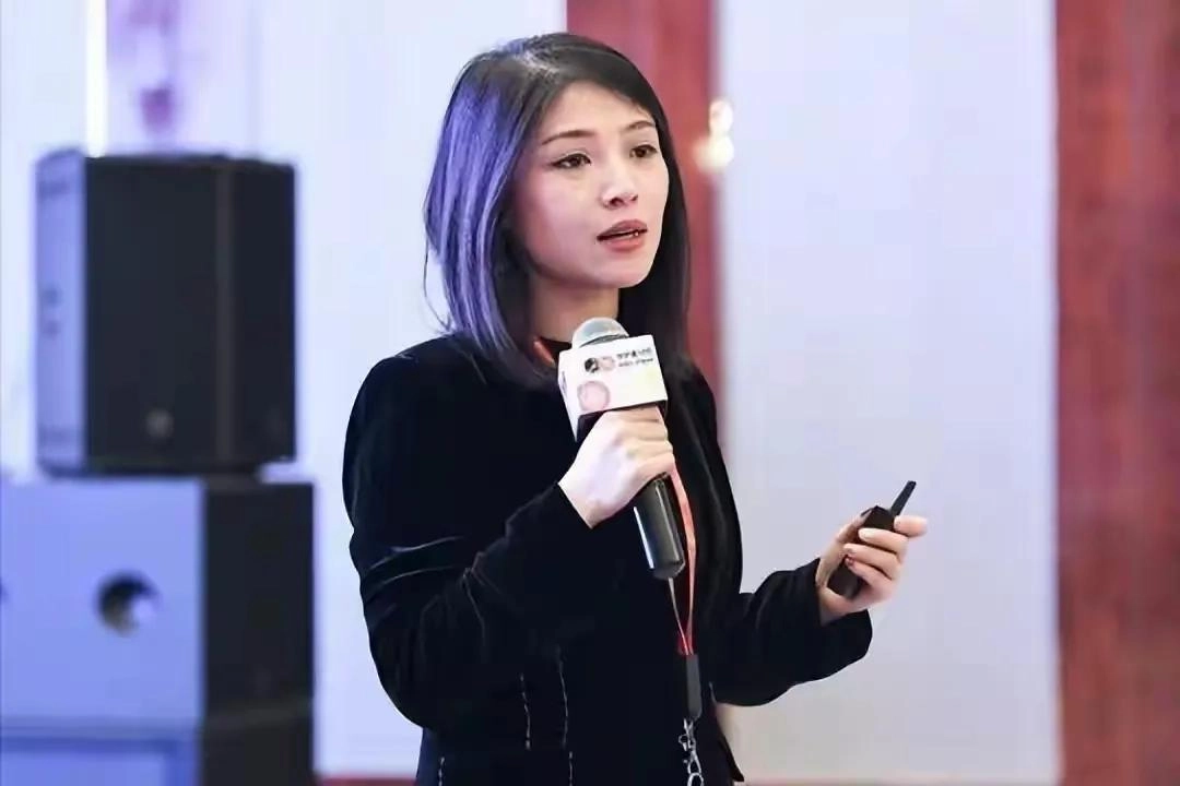 从千亿女首富到首负!她靠电子烟3年狂赚3000亿,如今却跌落神坛