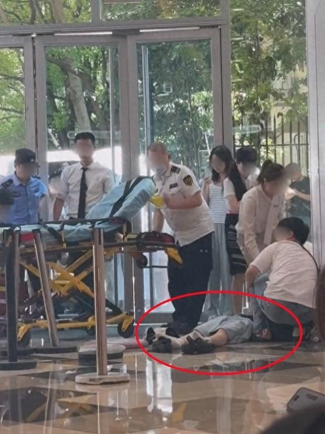 上海一主理人新店开业当天即闭店，顾客现场冒高温排长队有人晕倒，商场：已送医，另有人中暑 - 万事屋 | 生活·动漫·娱乐综合社区-银魂同好聚集地