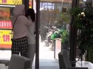 知乎热帖“一锅肉粽”事件,炸出了多少令人窒息的“伪人父母”