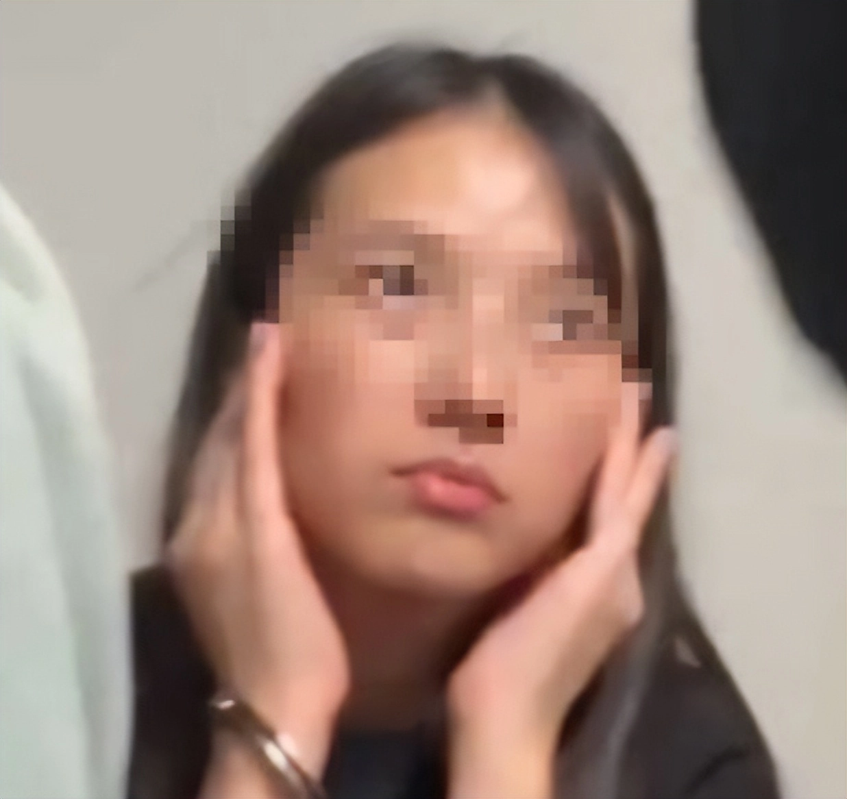 轰动!华人女子带娃大闹海关,扯下移民官头巾,打至脑震荡