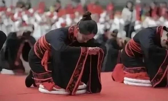 先辈们用血雨腥风为我们争取到了人人不跪，结果一群国学骗子把这事给反了 - 万事屋 | 生活·动漫·娱乐综合社区-银魂同好聚集地