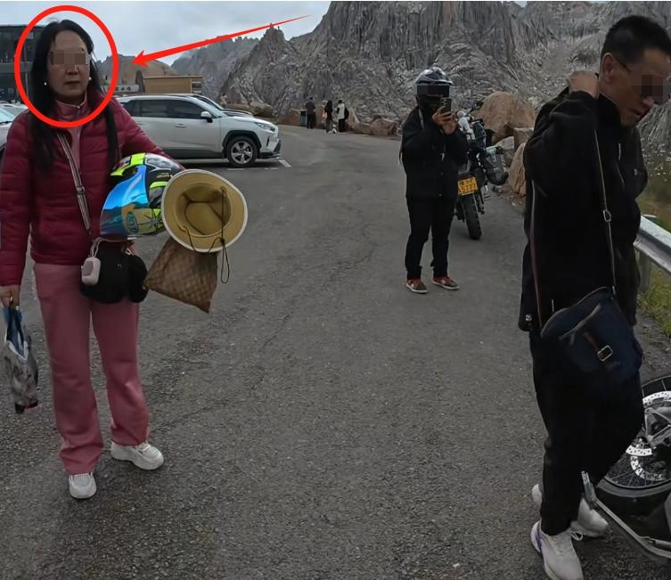 大姨摔坏20万摩托拒赔:身份疑曝光,逃逸拉黑车主,将被追究到底